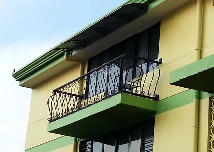 Hotel La Guaria Inn & Suites